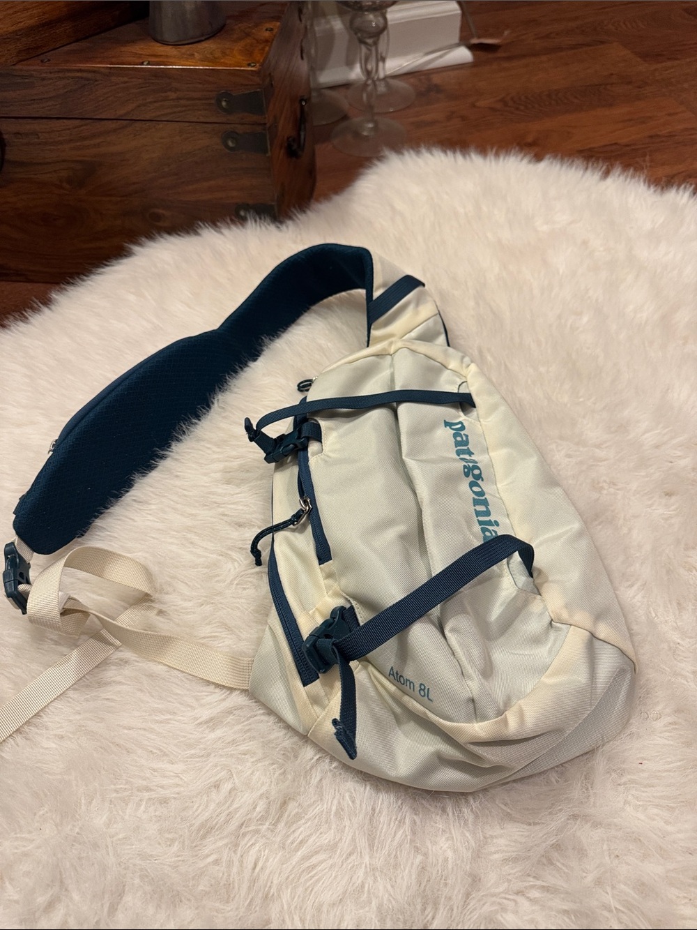 Patagonia cream and navy Atom 8L Sling Pack pre-owned